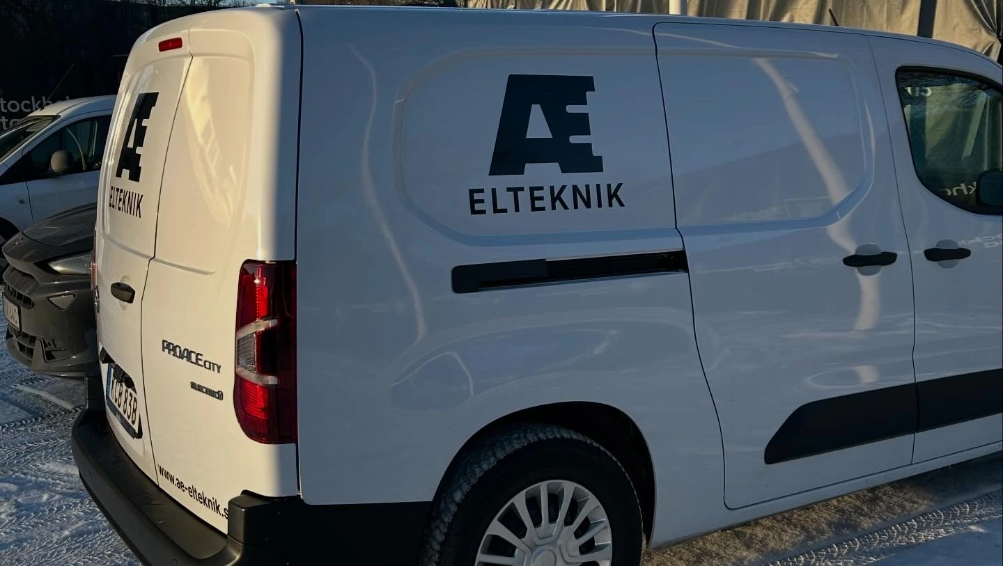 AE Elteknik tjänstebil – elektriker för BRF i Stockholm