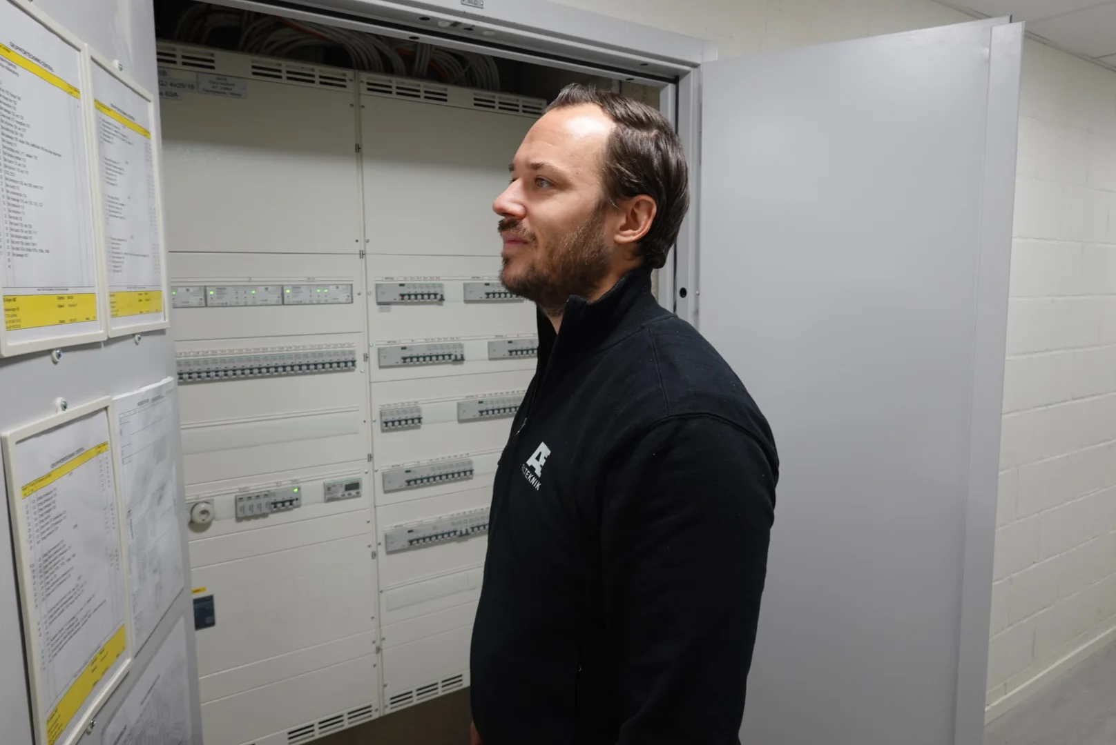 AE Elteknik elektriker inspekterar elcentral för företag i Stockholm