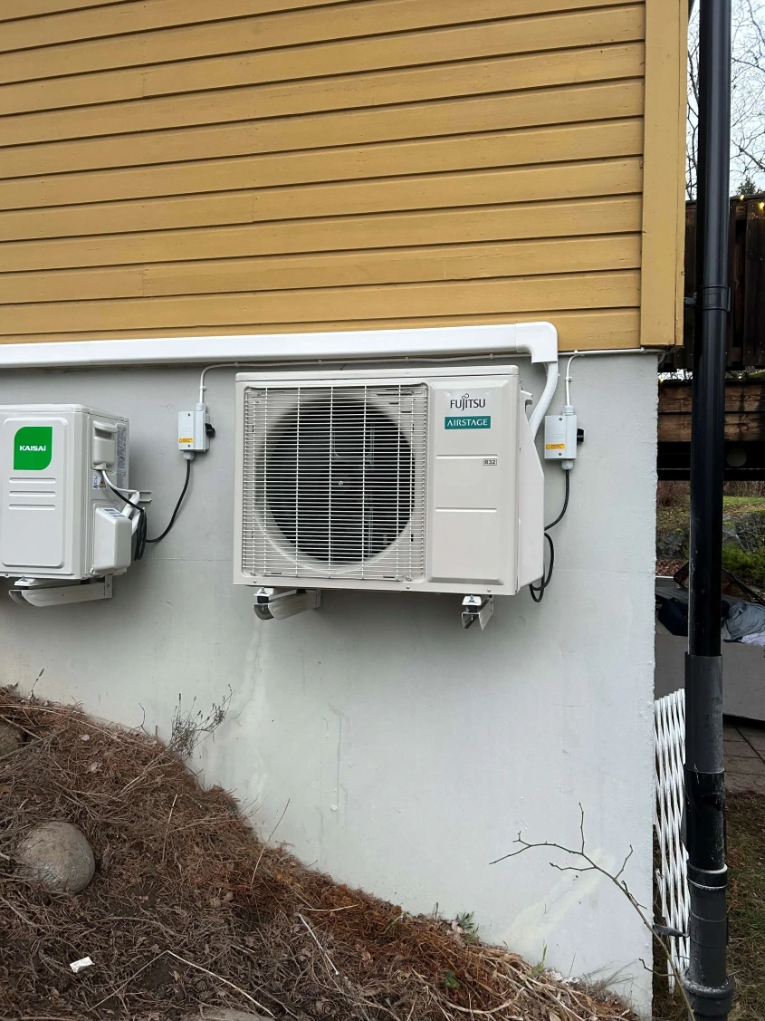 Luftvärmepumpar installerade utomhus vid villa i Sätra – elinstallation av AE Elteknik