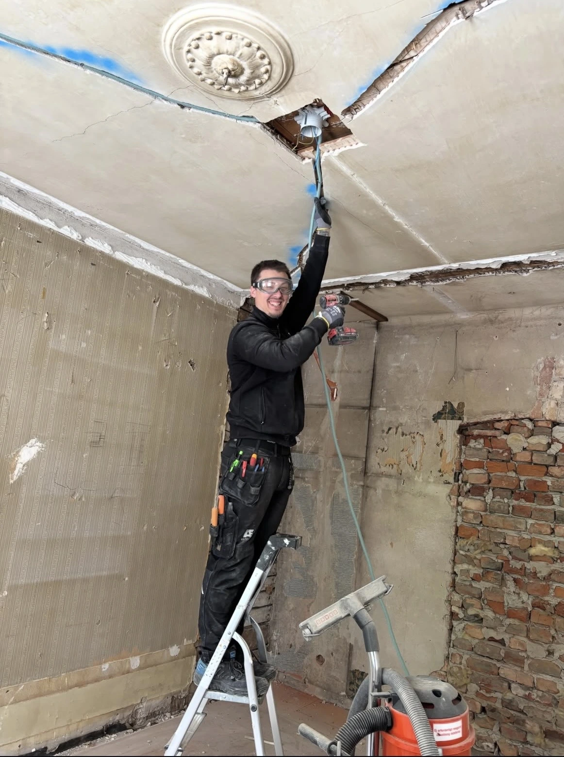 Elektriker arbetar med en elinstallation