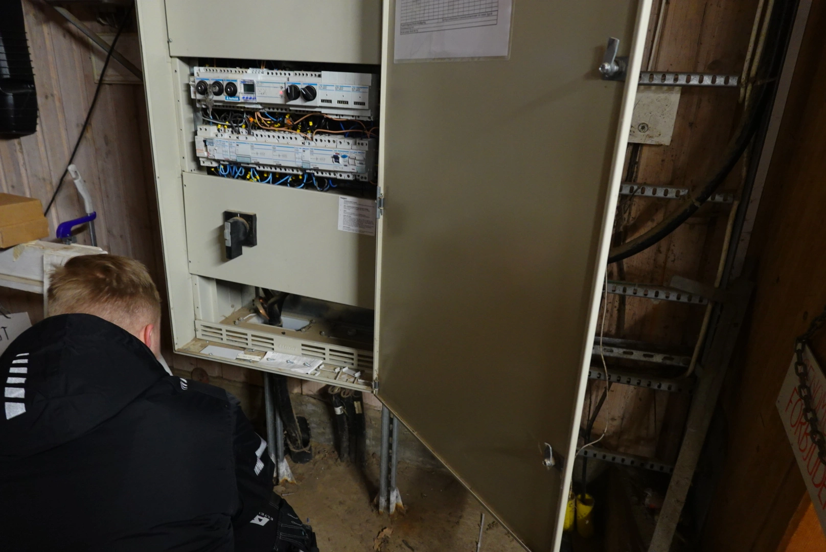 Elektriker arbetar med en jordfelsbrytare
